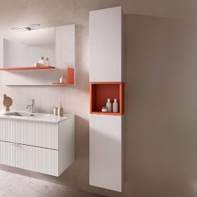Colonna bagno multiuso sospesa h172 con ante e vani a giorno - Finitura Arancio opaco / Bianco Nordico