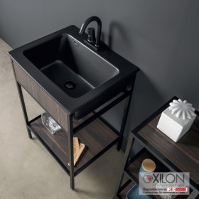 Base porta lavabo “Skema” in alluminio L60xP50xH87 con ripiano in Essenza 4.0® “Rovere Moro” Lavabo in ceramica nero matt L60xP50, altezza bacino H20cm